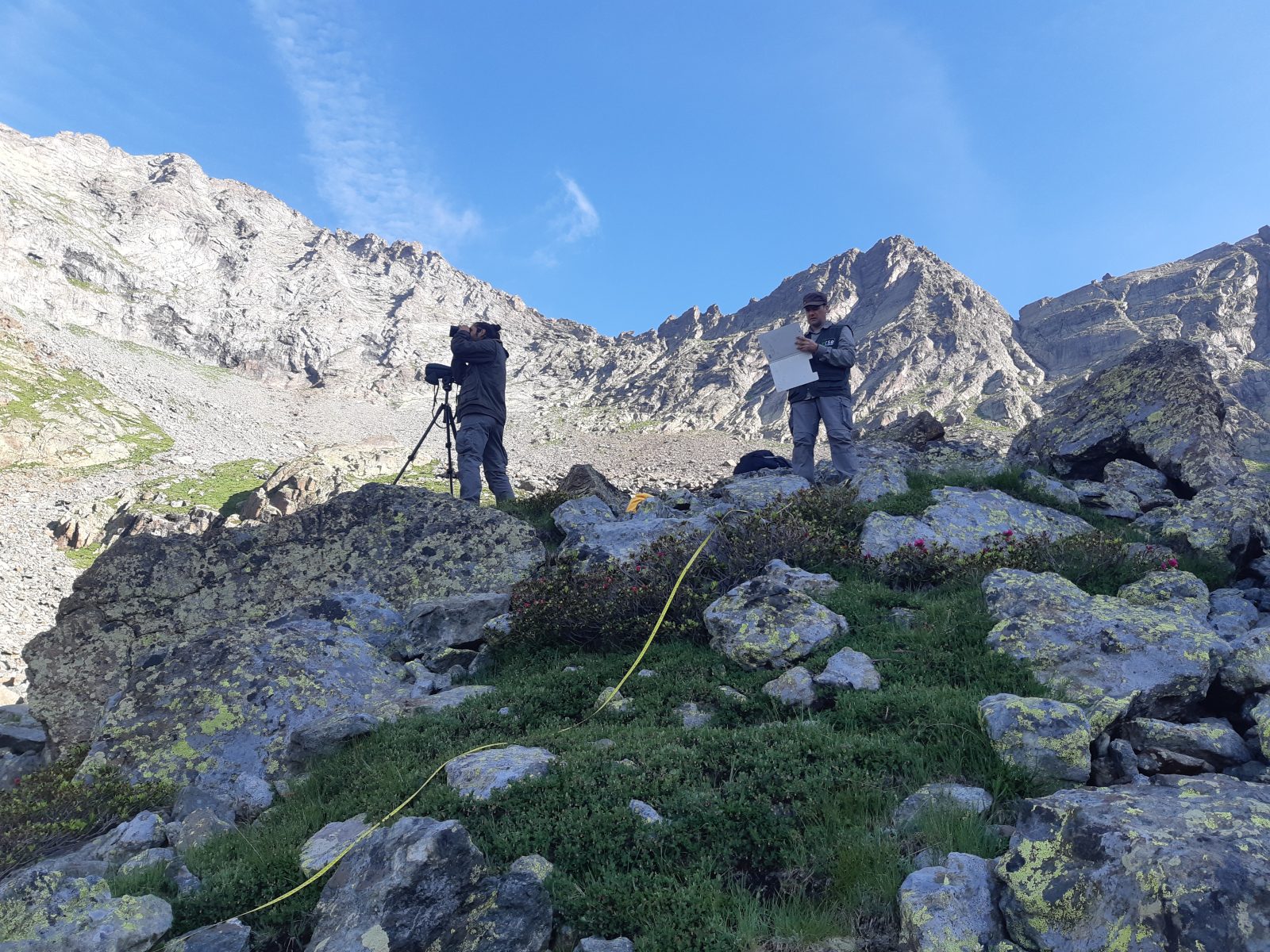 Due soci di ERSE durante un rilievo in alta quota
