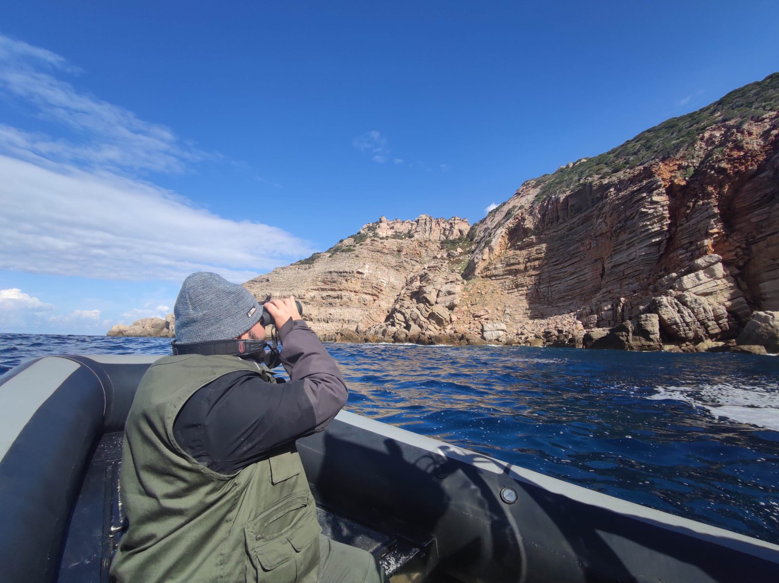 Un socio di ERSE osserva la costa da un gommone